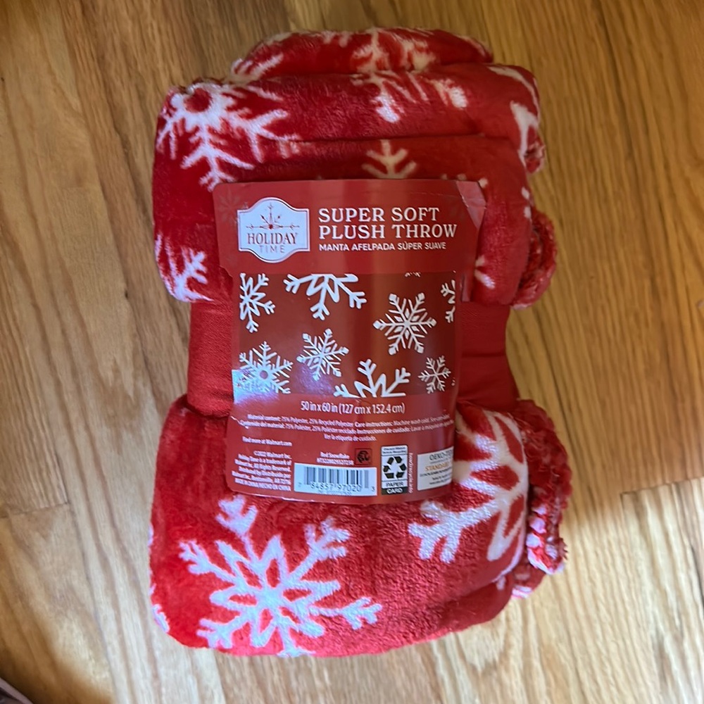 New with tags Super Soft Holiday Snowflake Throw